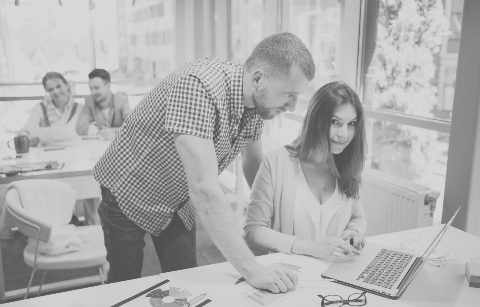 Team-Meeting mit Strategiematerialien und Laptops auf einem Konferenztisch