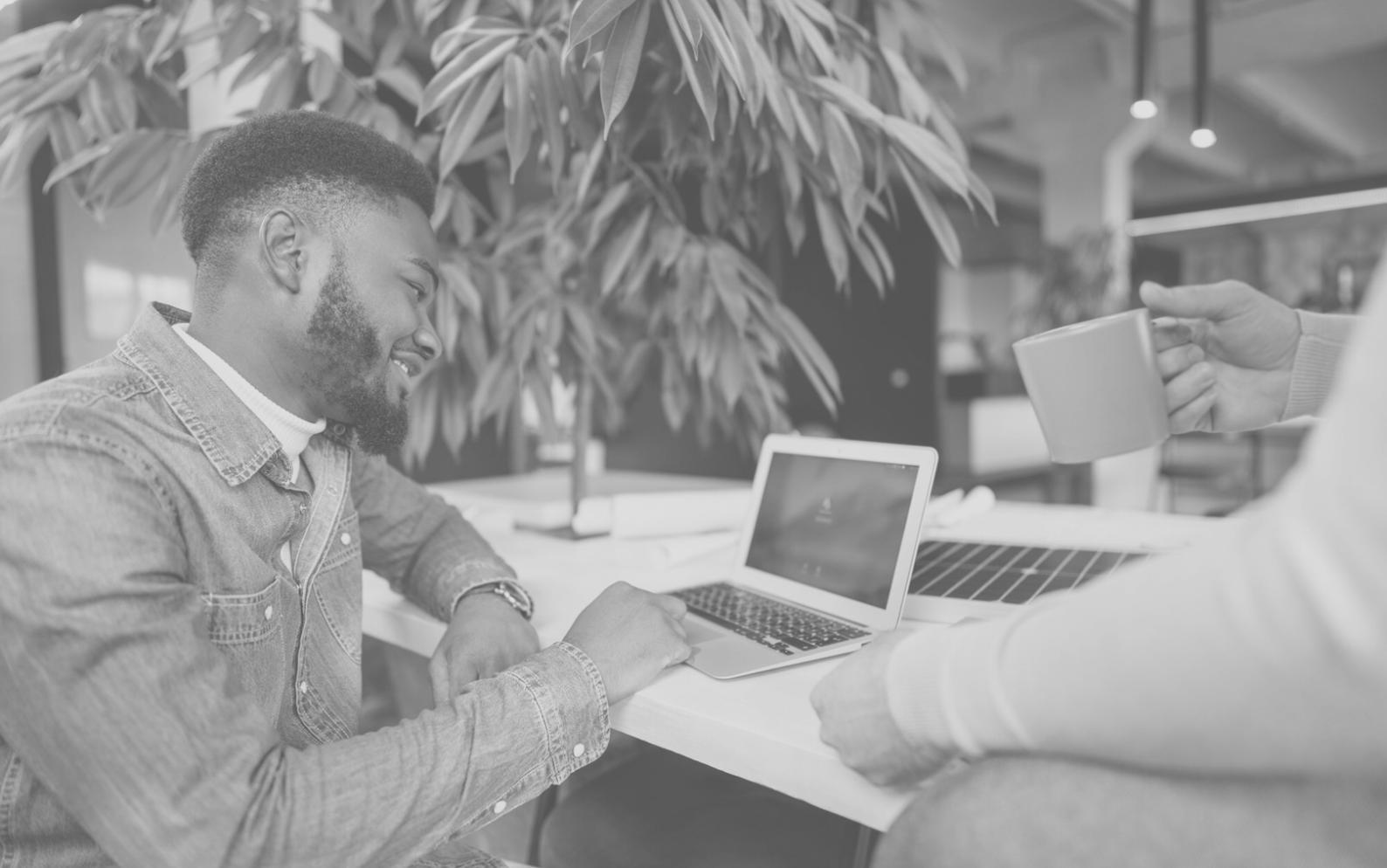 Moderne Büroumgebung mit strategischen Planungsmaterialien